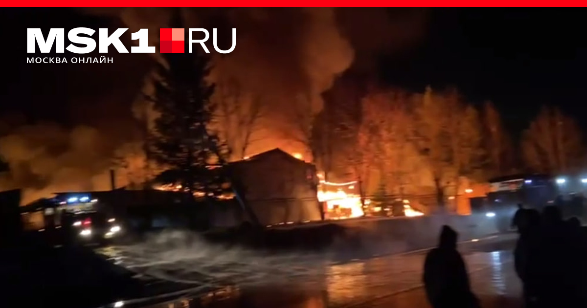 Зарево проезд 14 12. Горящее здание. Шаховская пожар. Горит завод. Фото горящего здания.