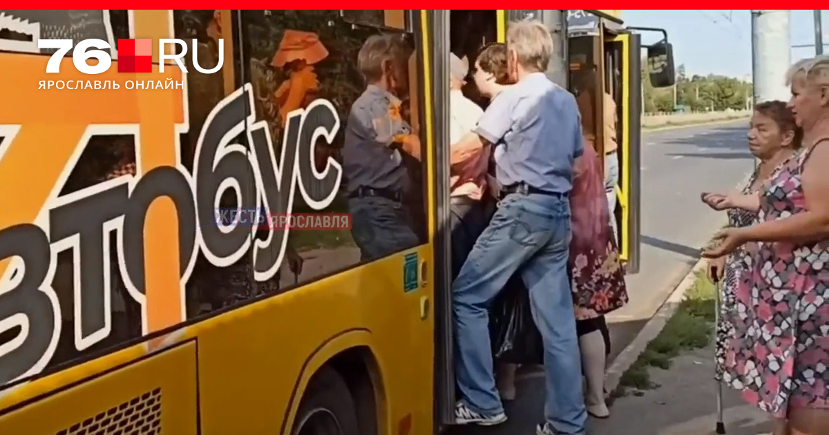 В Ярославле пассажиры не смогли влезть в переполненный «Яавтобус» № 5 ...