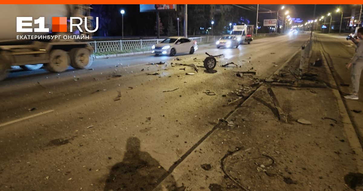 В Екатеринбурге водитель снес дорожное ограждение и бросил свое авто ...