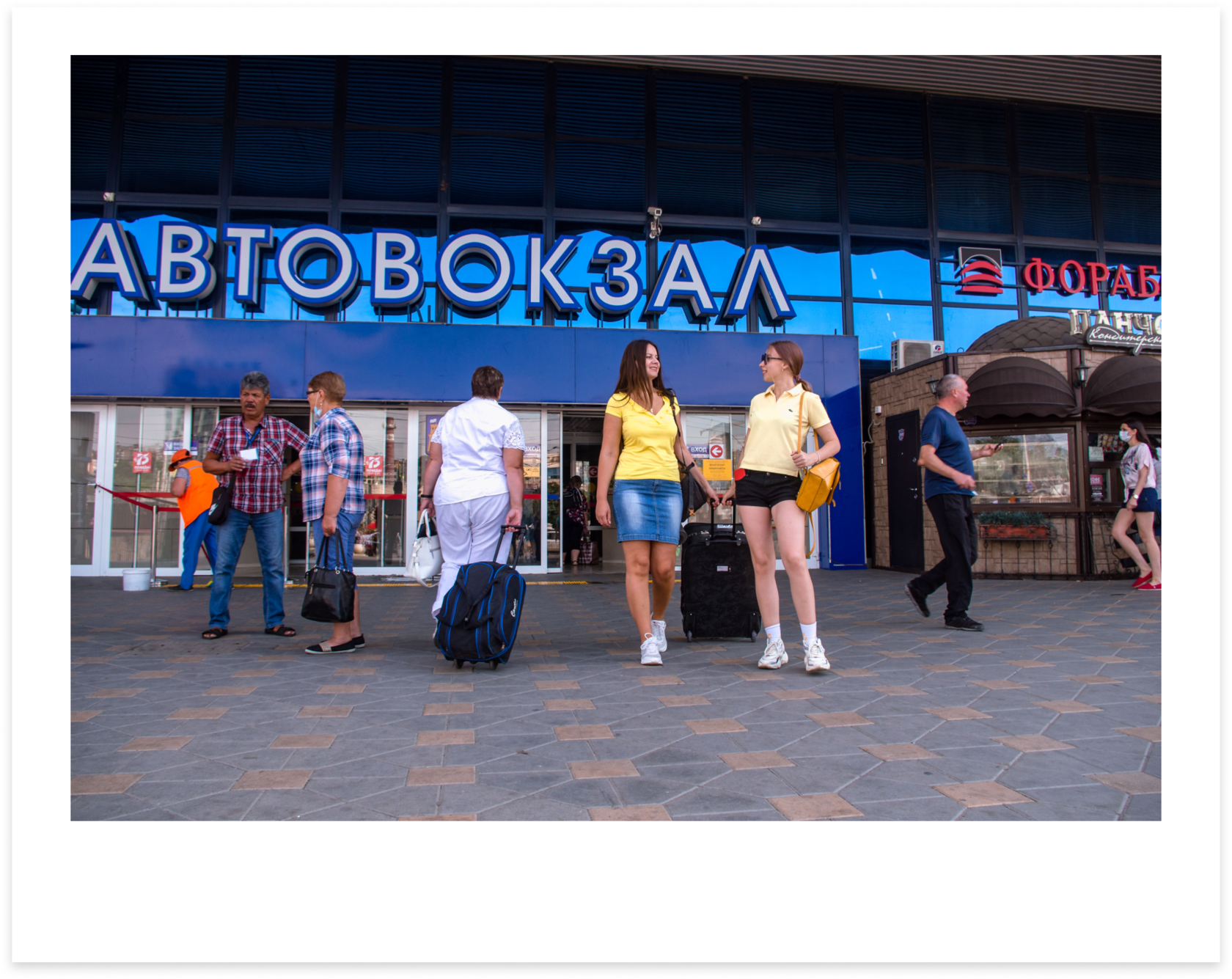 Главный автовокзал ростов на дону автобусы. Автовокзал Донской. Автовокзал Аксай. Ростов главный автовокзал фото. Автовокзал Ростов на Дону трасса.