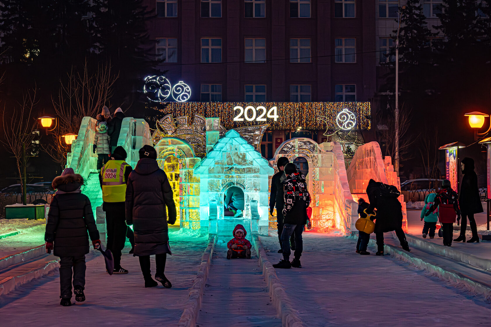 Открытие ледового городка на площади Ленина в Чите: фото - 24 декабря 2023  - ЧИТА.ру