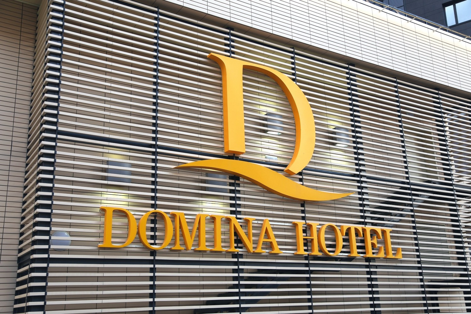 Domina Hotel Novosibirsk — бизнес-отель, общая площадь которого составляет более 17 тысяч квадратных метров. На 11 этажах отеля расположились 218 номеров различных категорий (от стандарта до люкса). В отеле предусмотрен двухуровневый паркинг на 60 автомобилей. Отель располагает четырьмя конференц-залами вместимостью от 90 до 270 человек. К услугам гостей предоставляется круглосуточный Brera bar с VIP-лаунжем, панорамный ресторан Tartufo, фитнес-зал, сауна и джакузи. На всей территории отеля доступен бесплатный Wi-Fi. Domina Hotel Novosibirsk — бизнес-отель, общая площадь которого составляет более 17 тысяч квадратных метров. На 11 этажах отеля расположились 218 номеров различных категорий (от стандарта до люкса). В отеле предусмотрен двухуровневый паркинг на 60 автомобилей. Отель располагает четырьмя конференц-залами вместимостью от 90 до 270 человек. К услугам гостей предоставляется круглосуточный Brera bar с VIP-лаунжем, панорамный ресторан Tartufo, фитнес-зал, сауна и джакузи. На всей территории отеля доступен бесплатный Wi-Fi.