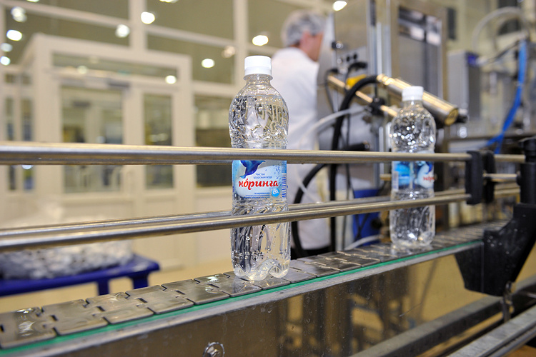 С тех пор как появилась газировка, обычную воду на производстве стали называть «спокойной». С тех пор как появилась газировка, обычную воду на производстве стали называть «спокойной».