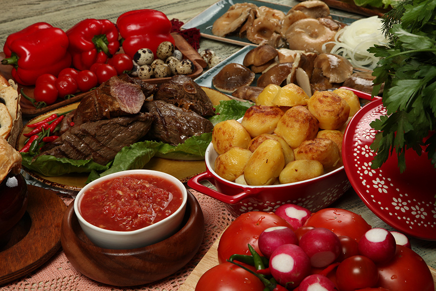 Наряду с морепродуктами с Дальнего Востока в ресторан «Соседи» ежедневно поставляется продукция сибирских фермерских хозяйств: всегда свежее мясо, молоко, яйца, овощи, ягоды и грибы.