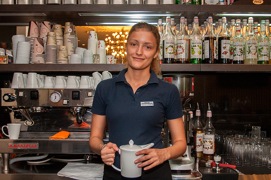Бариста кофейни «Синема» — мастера своего дела. Наталья Раскостова знает множетсво способов приготовления ароматного напитка. Чашечка кофе от нее всегда украшена рисунком.