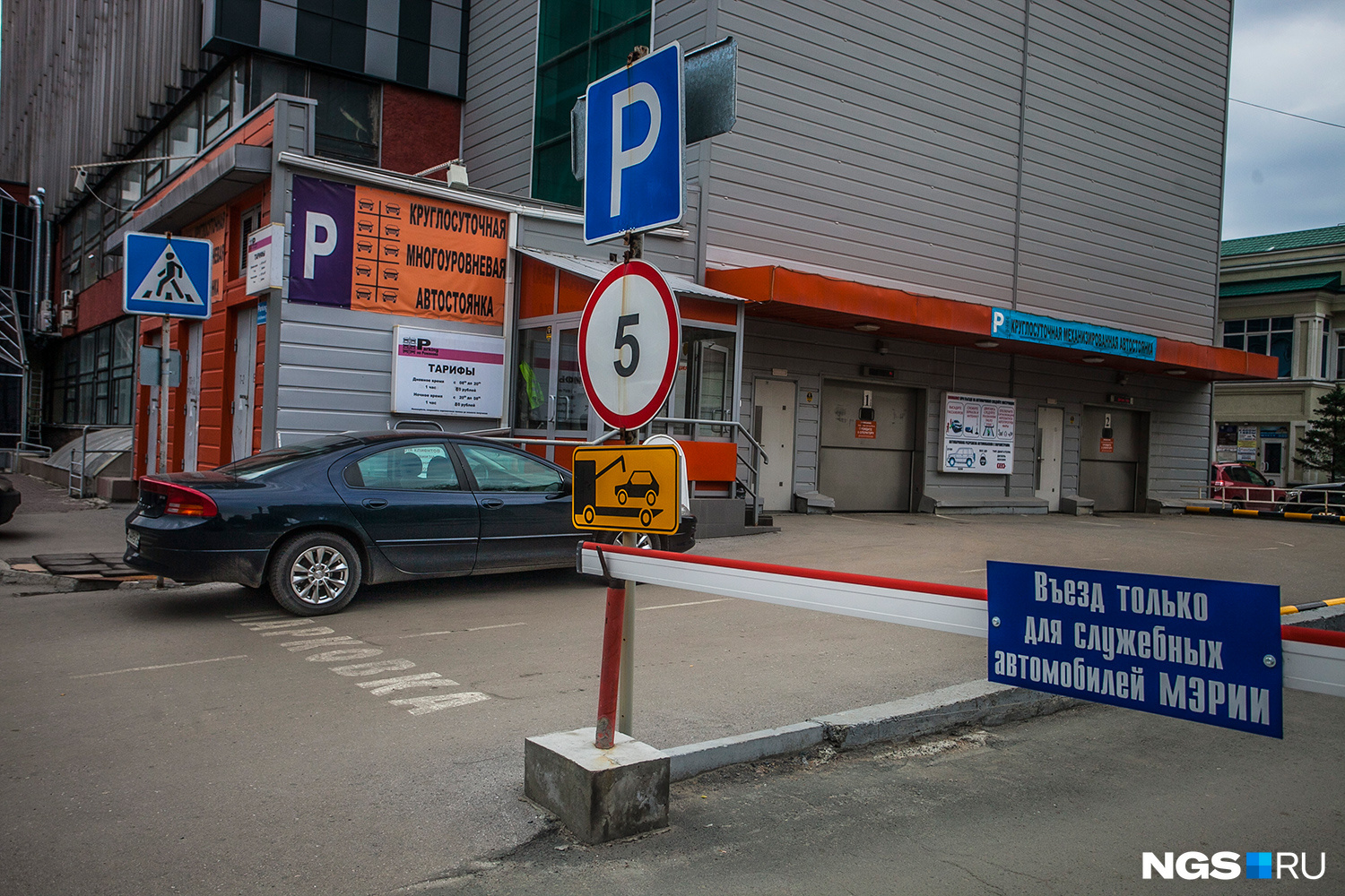 Главная проблема ул. Романова — забитость машинами и нехватка парковок у новостроек. Именно здесь, рядом с Домом быта, появилась первая в Новосибирске механизированная парковка. Правда, автомобилисты не спешат тратить на нее свои деньги.