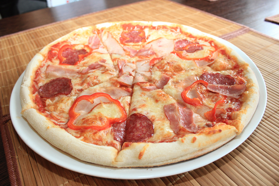 Гордостью «Кантанелло» является одноименная фирменная пицца, в которой — фирменный соус из томатов, сыр «Моцарелла», сыр «Пармезан», бекон, салями, куриное филе, шампиньоны и болгарский перец. Данную вкуснятину (32 см) можно отведать за 315 рублей.