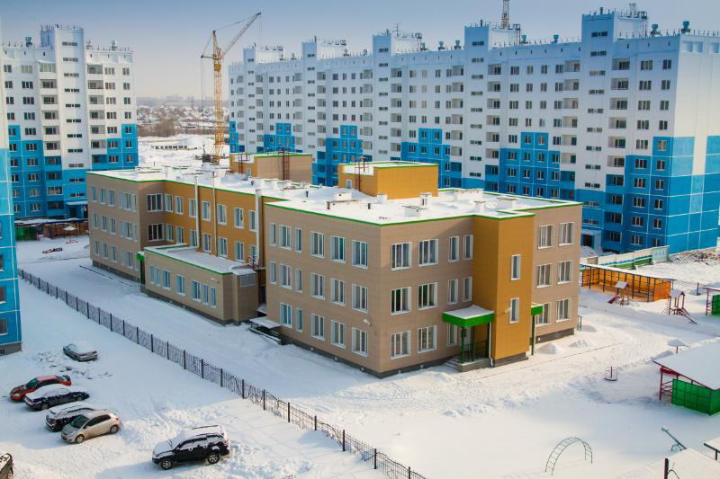 В этом году среди новых жителей микрорайона есть особая, счастливая семья — в октябре у них родилась тройня. Когда дети подрастут, их можно будет водить в новый детский сад. В «Чистой Слободе» уже не первый год работают два новых садика, на 350 человек каждый. До 2018 года при совместном государственно-частном партнерстве планируется построить детский сад во дворе домов по ул. Спортивная, 13 и Спортивная, 15. В 2015 году между застройщиком и властями города были достигнуты договоренности по срокам строительства новой школы внутри «Чистой Слободы» на 1000 мест и предварительно — новой поликлиники. В этом году среди новых жителей микрорайона есть особая, счастливая семья — в октябре у них родилась тройня. Когда дети подрастут, их можно будет водить в новый детский сад. В «Чистой Слободе» уже не первый год работают два новых садика, на 350 человек каждый. До 2018 года при совместном государственно-частном партнерстве планируется построить детский сад во дворе домов по ул. Спортивная, 13 и Спортивная, 15. В 2015 году между застройщиком и властями города были достигнуты договоренности по срокам строительства новой школы внутри «Чистой Слободы» на 1000 мест и предварительно — новой поликлиники.