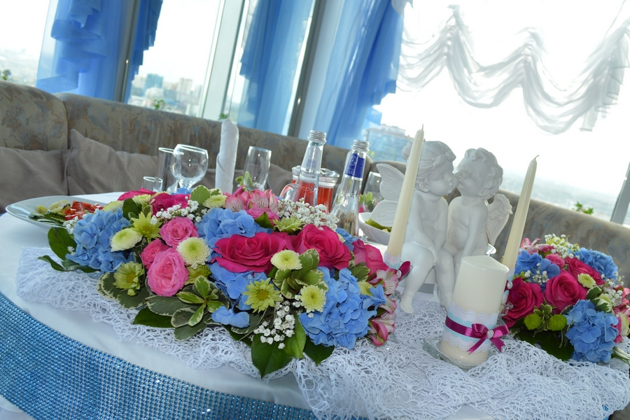 При праздновании годовщины свадьбы в ресторане «Небо» с радостью предложат вам скидку на весь счет по количеству совместно прожитых лет*, возможная скидка на годовщину: от 10 % до 50 %.
