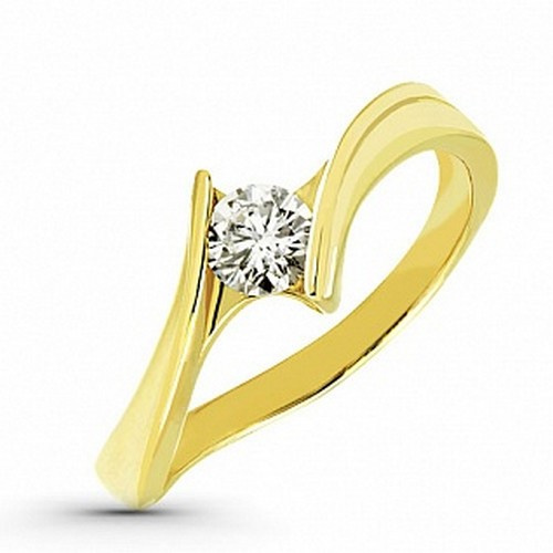 Мария, 27 лет: «В первый день весны любимый сделал мне предложение руки и сердца! Я счастлива, что тут еще сказать?». Для невесты Марии — утонченное кольцо из желтого золота, дополненное потрясающим якутским бриллиантом. <price>49 730 руб.</price>