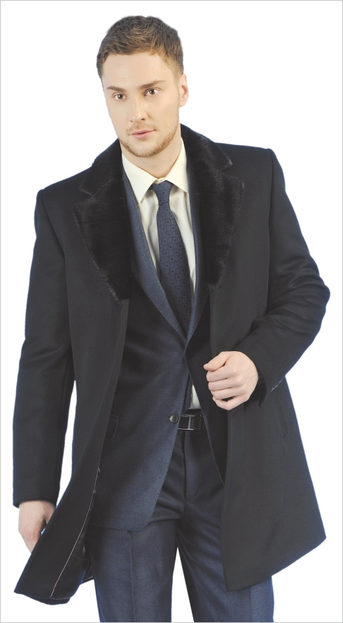 Утепленное пальто из дорогой ткани в классическом стиле с воротником из меха нерпы. Так одеваются успешные мужчины. <b>14 500 руб.</b>