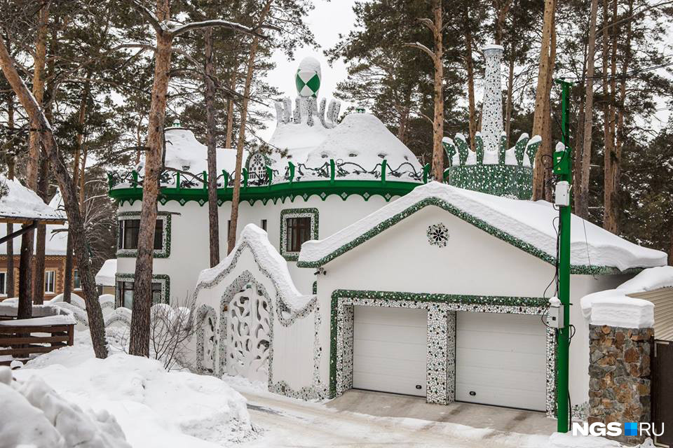 В сибирском «доме Гауди» привлекают внимание его плавные линии, купола, мозаика, ажурные ворота и причудливый дымоход. Особняк площадью 420 кв. м выставлен на продажу на НГС.НЕДВИЖИМОСТЬ за 90 млн руб.