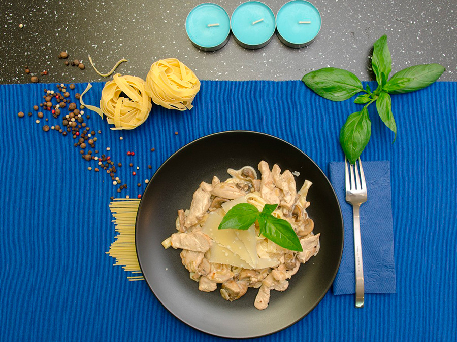 Для ланча в итальянском стиле прекрасно подойдет паста тальятелле с курочкой, шампиньонами в сливочном соусе с пармезаном и базиликом.