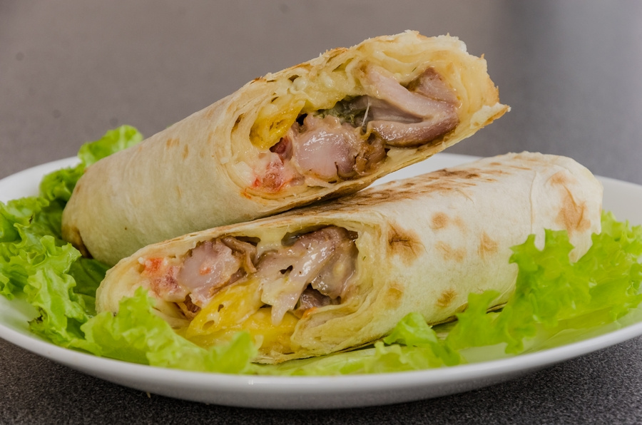 В приготовлении легендарной шаурмы MGrill применяется исключительно красное куриное филе без кожицы и субпродуктов, которые являются источниками холестерина. Компания постоянно совершенствует рецептуру и выпускает не только вкусные, но и полезные новинки. В приготовлении легендарной шаурмы MGrill применяется исключительно красное куриное филе без кожицы и субпродуктов, которые являются источниками холестерина. Компания постоянно совершенствует рецептуру и выпускает не только вкусные, но и полезные новинки.