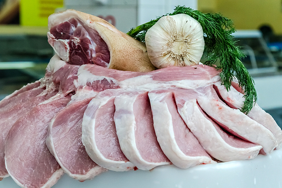 …Свинины — 300 руб./кг.