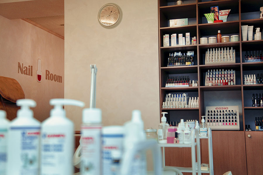 В Nail Room, кстати, очень удобные педикюрные кресла. Выбирайте любимый фильм и наслаждайтесь просмотром, пока ваши ручки и ножки приводят в порядок. Да, маникюр и педикюр здесь выполняют одновременно — в 4 руки. А это не только значительная экономия вашего времени, но и необыкновенное удовольствие от профессионального внимания! В Nail Room, кстати, очень удобные педикюрные кресла. Выбирайте любимый фильм и наслаждайтесь просмотром, пока ваши ручки и ножки приводят в порядок. Да, маникюр и педикюр здесь выполняют одновременно — в 4 руки. А это не только значительная экономия вашего времени, но и необыкновенное удовольствие от профессионального внимания!