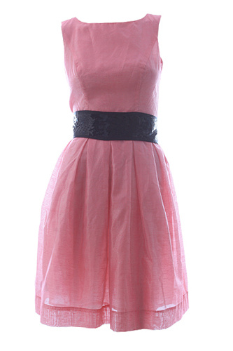 Легкое платье модной модели украшено широким ремнем в пайетках. Приятный розовый цвет выделит вас из праздничной толпы и подарит хорошее настроение. <price>2350 руб.</price> Festival
