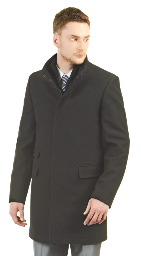 Строгий минимализм стиля этого пальто нарушает третий карман, расположенный на уровне талии. <b>8490 руб.</b>