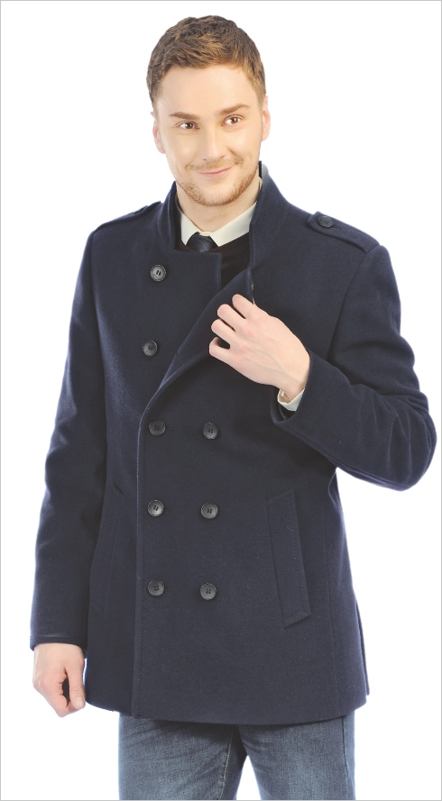 Стильное укороченное пальто из благородного велюра напоминает военный китель. Стильно и удобно. <b>9000 руб.</b>
