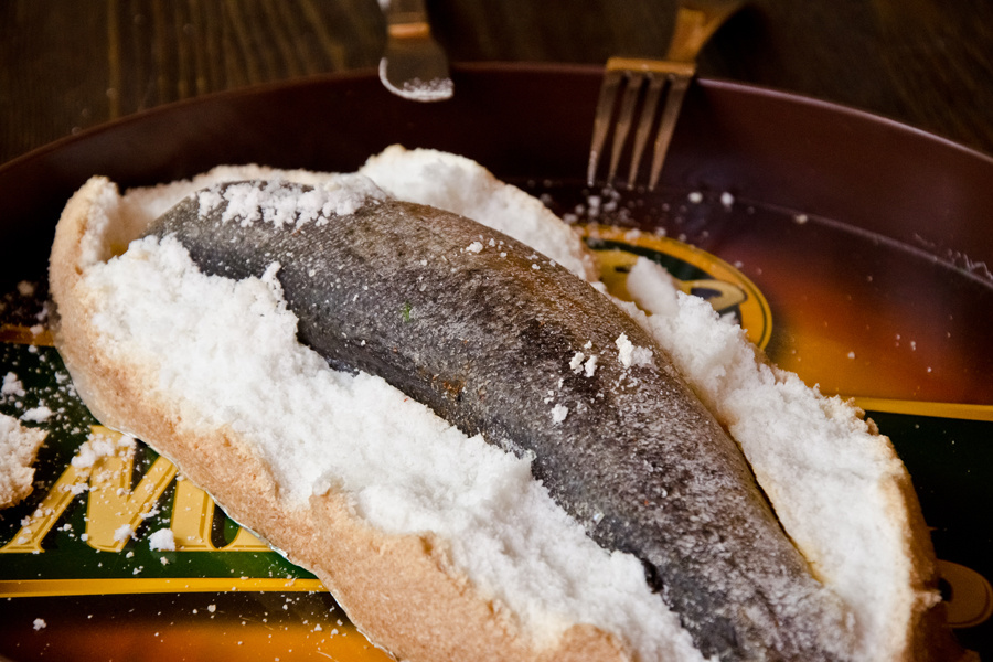 Не стоит беспокоиться за то, что рыба получится пересоленной. Во время приготовления рыбка забирает только нужное количество соли.