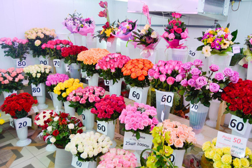 В том, что уровень цен на этих цветочных базах действительно низок, вы можете убедиться прямо сейчас! Низкая цена обеспечивается тем, что мы напрямую закупаем цветы в Эквадоре, доставляем их самолетом и продаем в большом количестве, аналогично продуктовому супермаркету, продающему большой объем с минимальной наценкой.