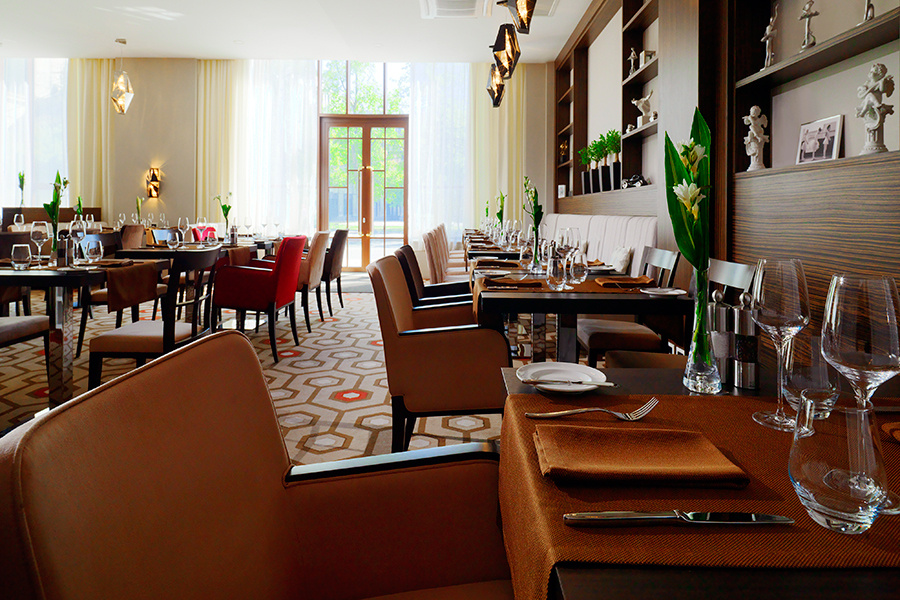 Кафе-бар «Увертюра», расположившийся на 1-м этаже отеля, предлагает гостям попробовать блюда русской, средиземноморской, ливанской и азиатской кухни. Шеф-повар Novosibirsk Marriott Hotel ливанец Виссам Факхури имеет опыт работы в Дубае, Мюнхене, Париже и Барселоне, а также успел поработать и в более экзотических местах, например в Кувейте и Саудовской Аравии. Богатая география путешествий и настоящий творческий подход позволили сделать уникальное меню кафе-бара «Увертюра» — микс из разных кухонь мира.