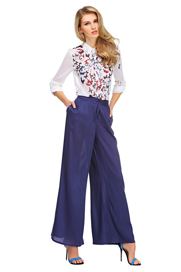 Легкие широкие брюки, сохраняя все эстетические преимущества юбок, отличаются практичностью и удобством. А блуза с «бабочками в животе» — чистая влюбленность. Блуза <price>2300 руб.</price>, брюки <price>1950 руб.</price>