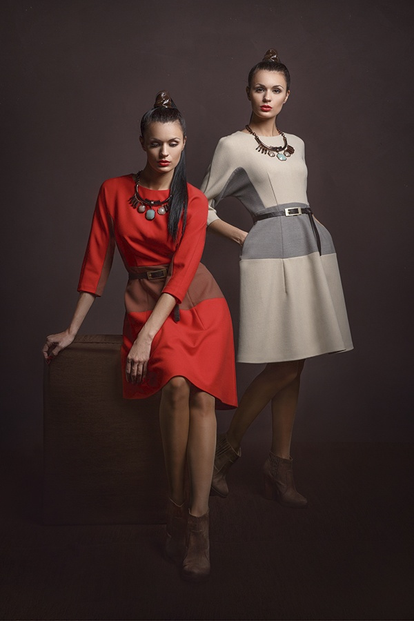 Капсула «Интарсия», разработанная под руководством известного итальянского дизайнера Марчелло Марчелини, представляет собой одежду класса премиум. Благородные тона осени переплетены в ней с мягкой пастелью. Платье, новая цена <b>4000 руб.</b>