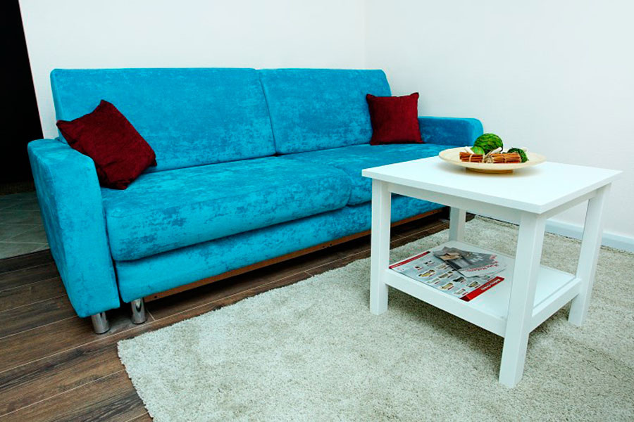В просторной комнате можно организовать зону отдыха и встречи гостей, с диваном и телевизором.