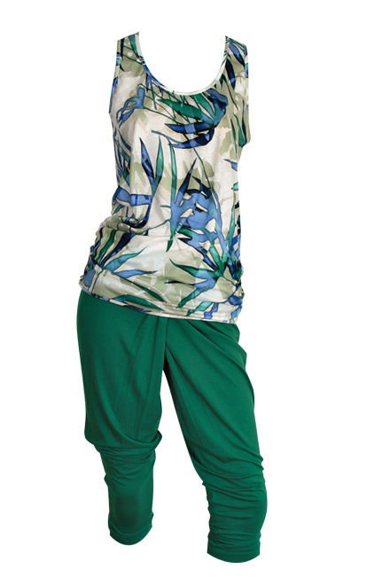 Здесь сочетаются сложные, приглушенные оттенки зеленого и голубого. Легкая шелковая блузка оставляет открытыми руки, а необычный крой брюк трудно не заметить. Benetton: блузка, <price>1499 р.</price>, брюки, <price>1499 р.</price>