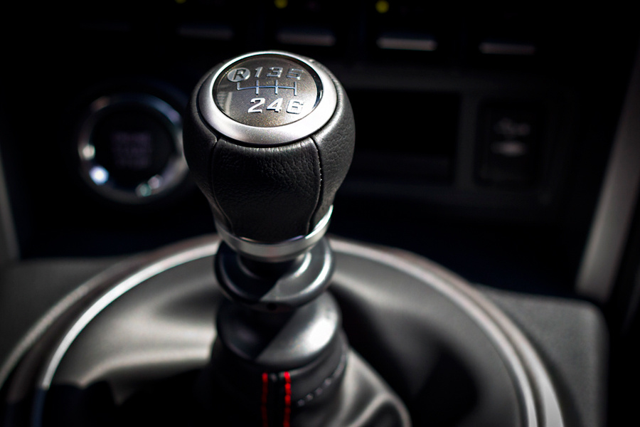 Subaru BRZ оснащена шестиступенчатой механической трансмиссией, обеспечивающей приятное и захватывающее вождение. Она обеспечивает прекрасную функциональность и ощущение управления спортивным автомобилем.