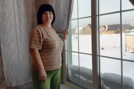 Марина Турунова тоже продала свою квартиру и переехала из города. Однако ей, как и многим, пришлось самостоятельно искать покупателя и переезжать в дом, когда ремонт еще не был закончен.
