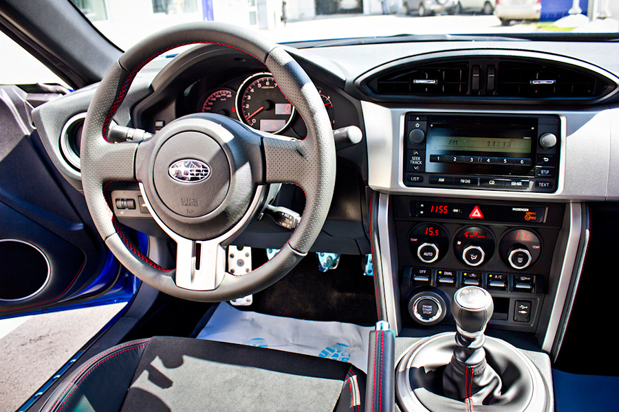 В Subaru BRZ используется рулевое колесо диаметром 365 мм, упрощающее управление при спортивном стиле вождения. Оптимизированная толщина позволяет осуществить комфортабельный захват.