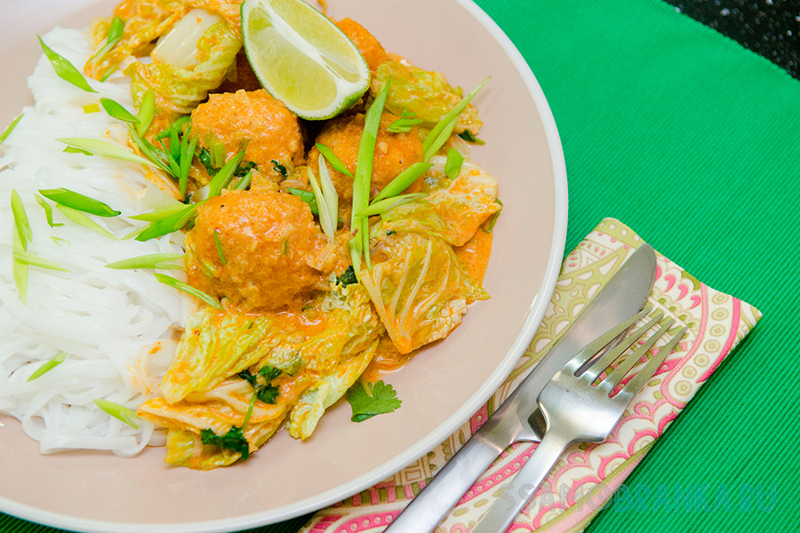 Лаконичное и при этом изысканное и легкое блюдо — куриные митболлы в кокосовом соусе с карри. В качестве гарнира подается тающая во рту рисовая лапша.