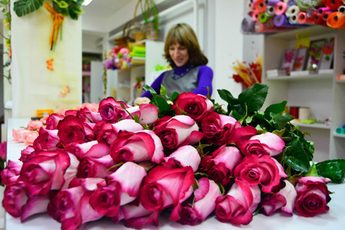 Цветы для женщины — это всегда невероятно приятно, они делают женщин счастливее, а мир вокруг краше. С нетерпением ждем вас в наших магазинах в преддверии праздников!
