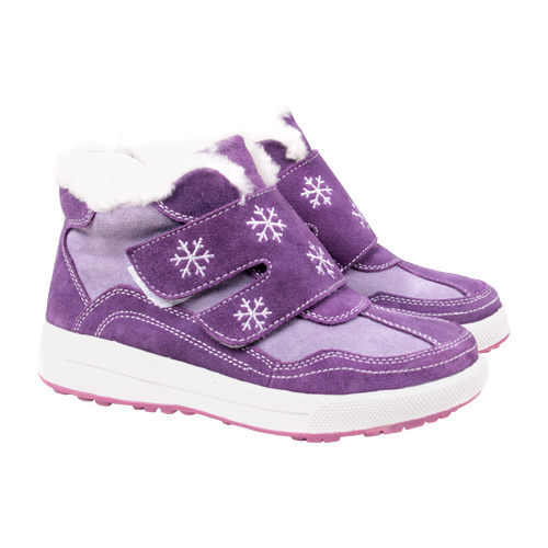 Мамы знают: собрать ребенка на зимнюю прогулку непросто. Чтобы сборы занимали как можно меньше времени, выбирайте обувь на липучках. <nobr><b>Размеры 33–38</b></nobr>. <price>1799 руб.</price>
