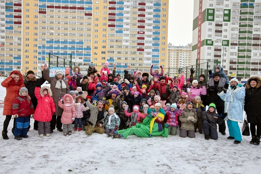 За 25 лет работы концерн «Сибирь» сдал более 1,5 миллиона квадратных метров жилья. Сейчас «На Фадеева» уже живет более полутора тысяч семей. И довольно часто они собираются вместе на праздники, которые устраивает застройщик.
