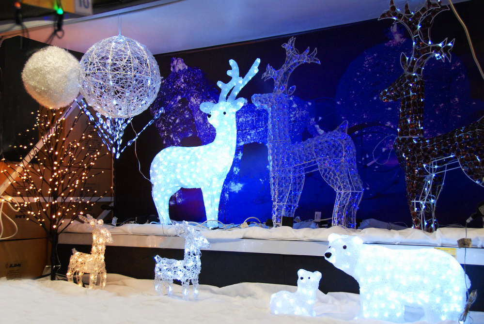 А еще в магазинах «Бауцентр» есть сказочные светящиеся LED-фигуры в виде больших и маленьких белых мишек, оленей, деревьев, шаров и снежинок.