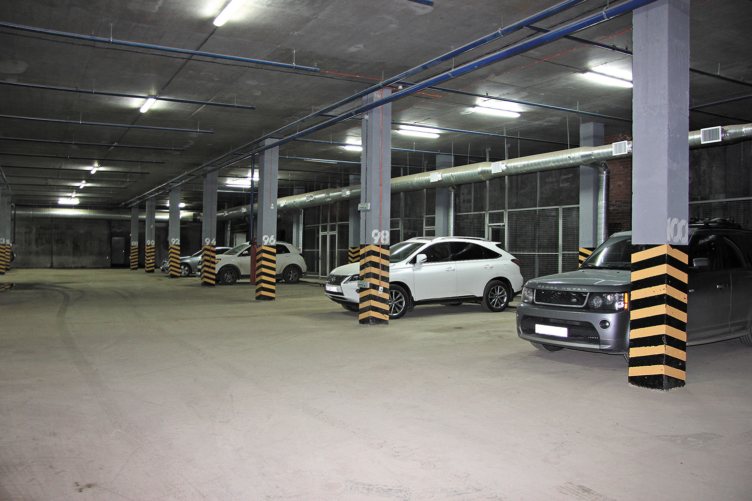 Для удобства автомобилистов в микрорайоне предусмотрен вместительный подземный паркинг.