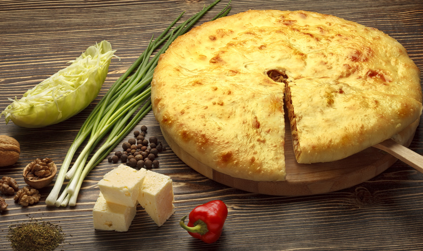 Кабушкаджин по-кударски — пирог с капустой, сыром и грецким орехом