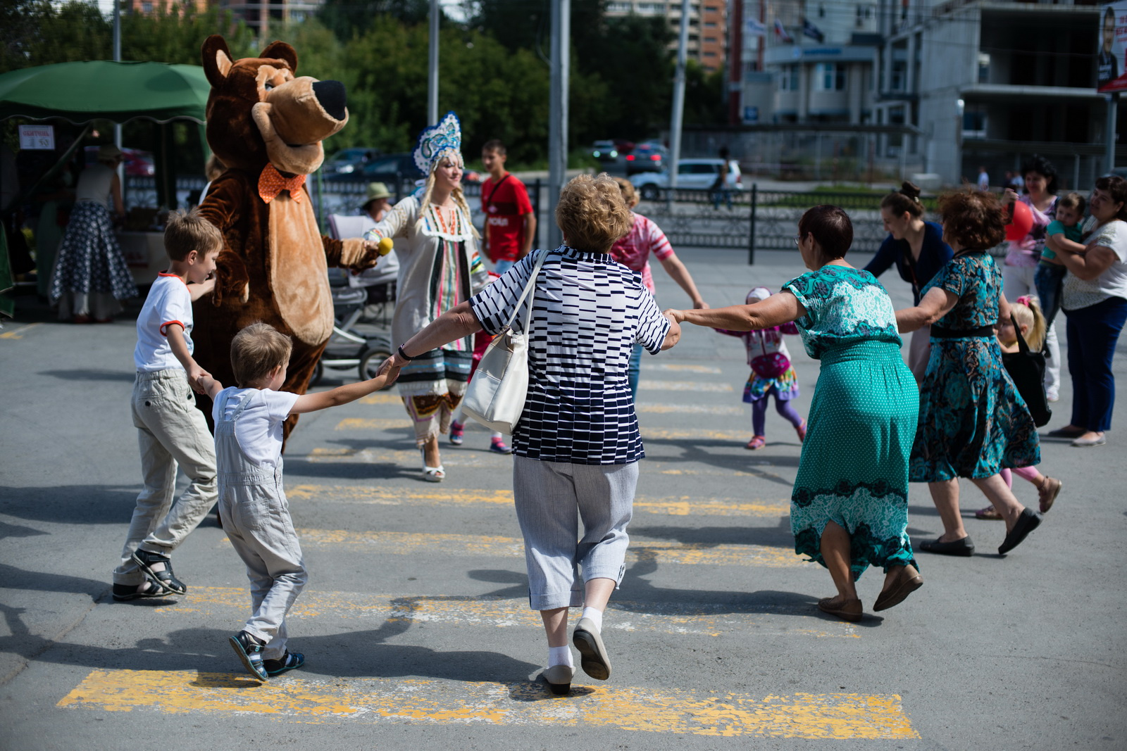 Прямо на улице, недалеко от площади Калинина, люди танцевали и водили хороводы в компании доброго медведя, который, как и все собравшиеся здесь, обожает сладкий мед!