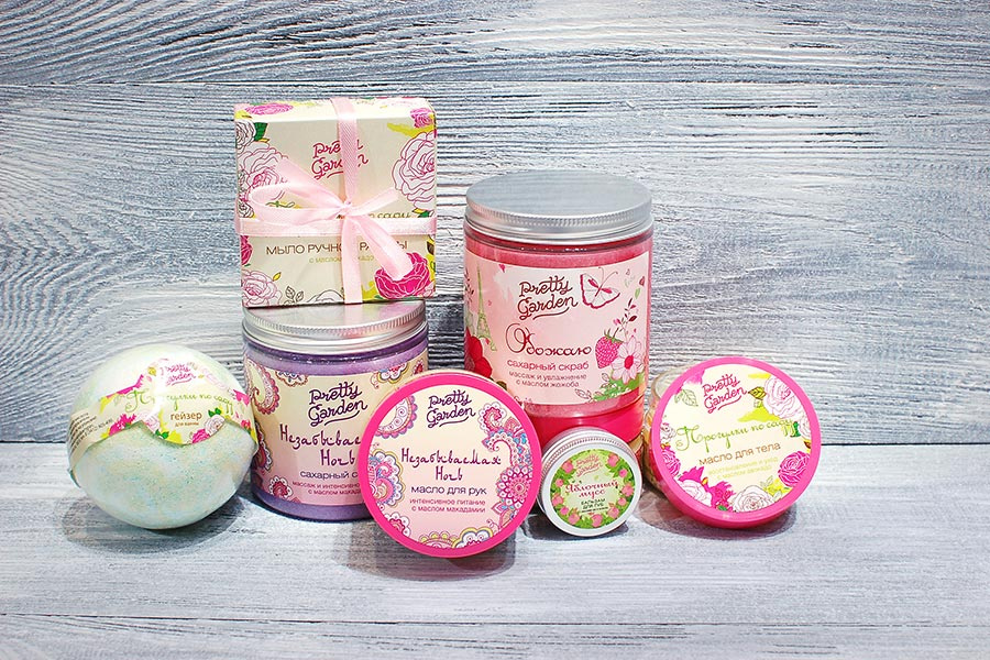 Линия Pretty Garden от Уральской мыловаренной мануфактуры включает в себя нежные масла для лица и тела, твердые духи, восхитительно ароматный шоколад для ванны и многое другое. 100%-ные натуральные средства представлены в сериях для разных типов кожи. Масло для рук (60 г) — <price>240 руб.</price> Линия Pretty Garden от Уральской мыловаренной мануфактуры включает в себя нежные масла для лица и тела, твердые духи, восхитительно ароматный шоколад для ванны и многое другое. 100%-ные натуральные средства представлены в сериях для разных типов кожи. Масло для рук (60 г) — <price>240 руб.</price>
