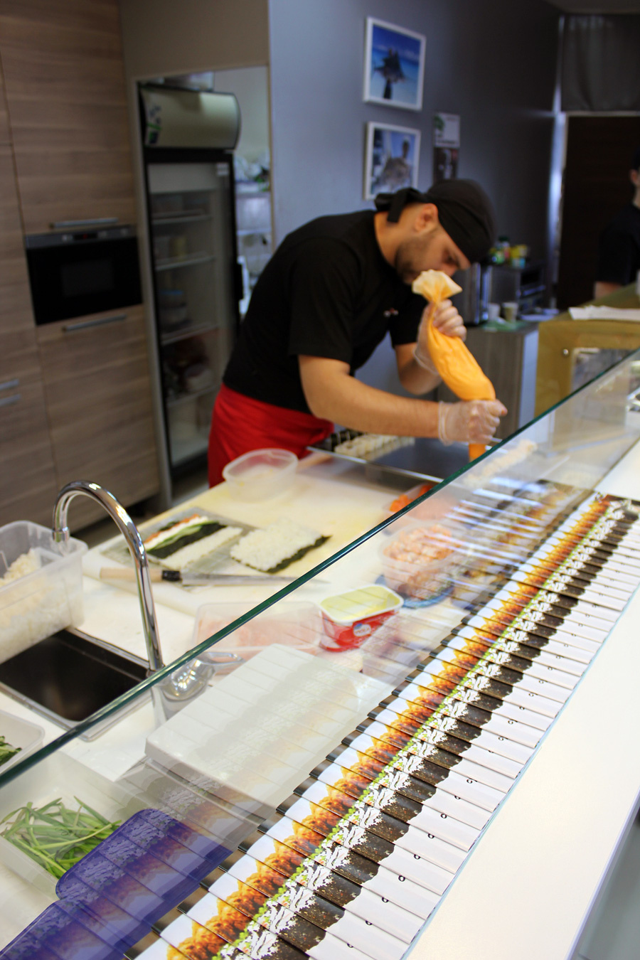 Кухня в «Суши Make» открытая. Гости магазинов-буфетов могут наблюдать за всеми этапами приготовления вкуснейших роллов и убедиться в том, что в производстве используются качественные ингредиенты.