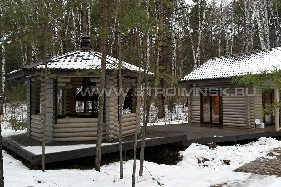 Проект реализован из оцилиндрованного бревна в современном стиле. Баню и беседку объединяет терраса. Только представьте, как сразу после ароматной парилки вы сможете насладиться ужином на свежем воздухе или почаевничать с приятными собеседниками! Проект реализован из оцилиндрованного бревна в современном стиле. Баню и беседку объединяет терраса. Только представьте, как сразу после ароматной парилки вы сможете насладиться ужином на свежем воздухе или почаевничать с приятными собеседниками!