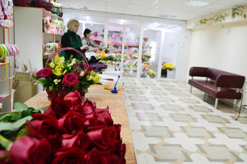 8 Марта — день, когда в цветочных магазинах обычно не протолкнуться, а в просторных залах «БукетОпта» вы сможете приобрести букет в более комфортных условиях.