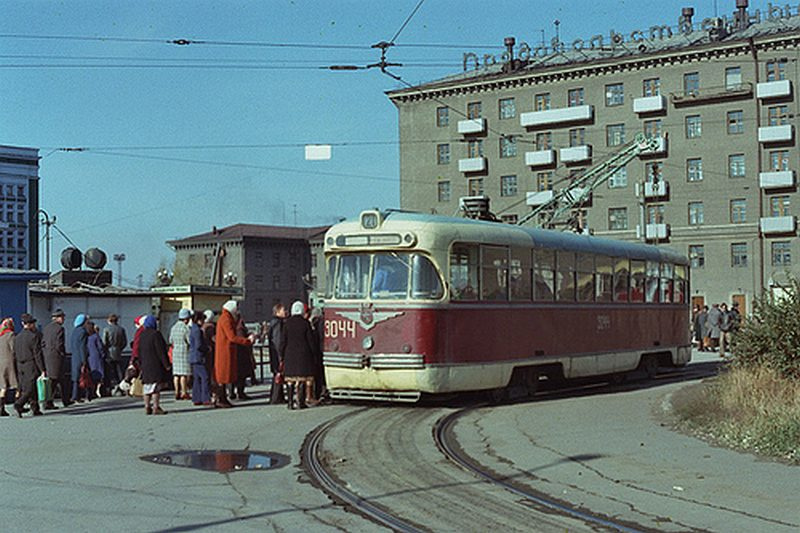 В тогдашней структуре общественного транспорта куда бóльшую, чем сейчас, роль играли трамваи. На них можно было от железнодорожного вокзала Новосибирск-Главный переехать на другой берег Оби по Коммунальному мосту. Проезд стоил 3 коп., на троллейбусе — 5 коп., на автобусе — 6 коп. Такси было уделом людей состоятельных или просто любивших красивую жизнь. Только посадка стоила 20 коп., а дальше по километражу (10 коп./км). То есть поездка в аэропорт «Толмачёво» по счетчику обошлась бы в целых 2,5 руб.