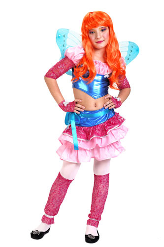 <b>Фея Винкс Блум</b>. Блум — главная героиня анимационного сериала Winx Club. В ассортименте костюмы фей Винкс: Лейлы, Музы, Рокси и Текны. В комплекте: топик, юбка, легинсы, перчатки, парик и крылья. Размер: 34. <price><b>999 руб.</b></price>