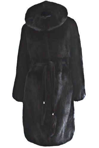 <b>Черный перламутр.</b> Норковое пальто с капюшоном для тех, кому важнее комфорт и легкость. В дополнении модному фасону шуба имеет скрытый пояс и рукава-фонарики. <nobr><price>69 000 руб.</price></nobr>