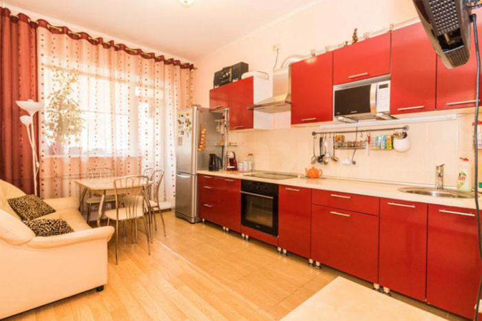 Первое, на что приходится обратить внимание в этой <a href="http://novosibirsk.etagi.com/realty/?c=756741" target="_blank">квартире</a> — просторная и стильная кухня. Здесь приятный ремонт, который не придется делать снова (экономия может составить порядка <nobr>300 000</nobr> руб.). Почему выбрана эта квартира для <a href="http://novosibirsk.etagi.com/blog/blog/etagi/743.html" target="_blank">рейтинга</a>? Сниженная цена и местоположение (до ст.м. «Площадь Маркса» 10 минут) делают свое дело. Первое, на что приходится обратить внимание в этой <a href="http://novosibirsk.etagi.com/realty/?c=756741" target="_blank">квартире</a> — просторная и стильная кухня. Здесь приятный ремонт, который не придется делать снова (экономия может составить порядка <nobr>300 000</nobr> руб.). Почему выбрана эта квартира для <a href="http://novosibirsk.etagi.com/blog/blog/etagi/743.html" target="_blank">рейтинга</a>? Сниженная цена и местоположение (до ст.м. «Площадь Маркса» 10 минут) делают свое дело.