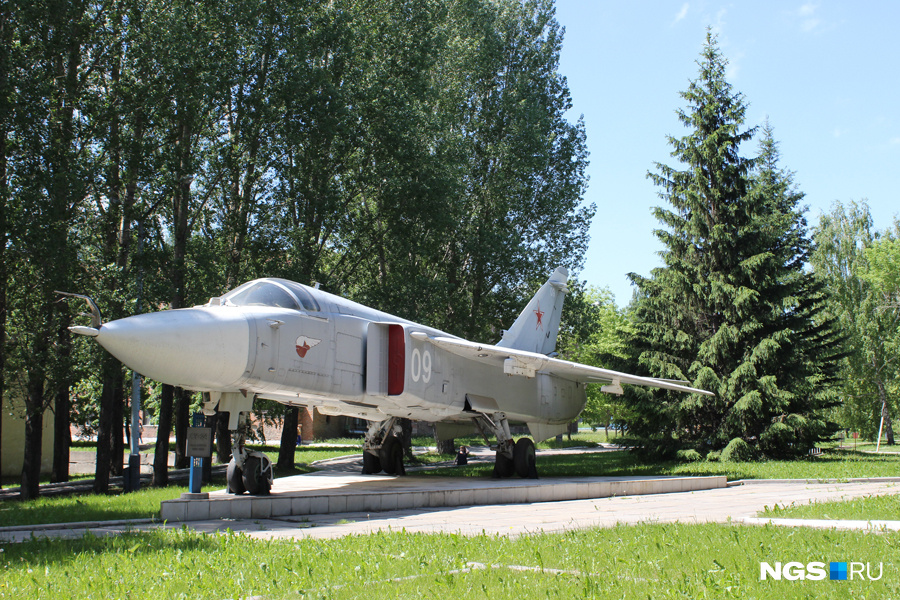 Бомбардировщик Су-24 на территории завода Бомбардировщик Су-24 на территории завода